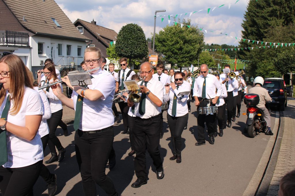 Der Musikverein Dohrgaul beim Marsch durchs Dorf beim Schützenfest in Agathaberg