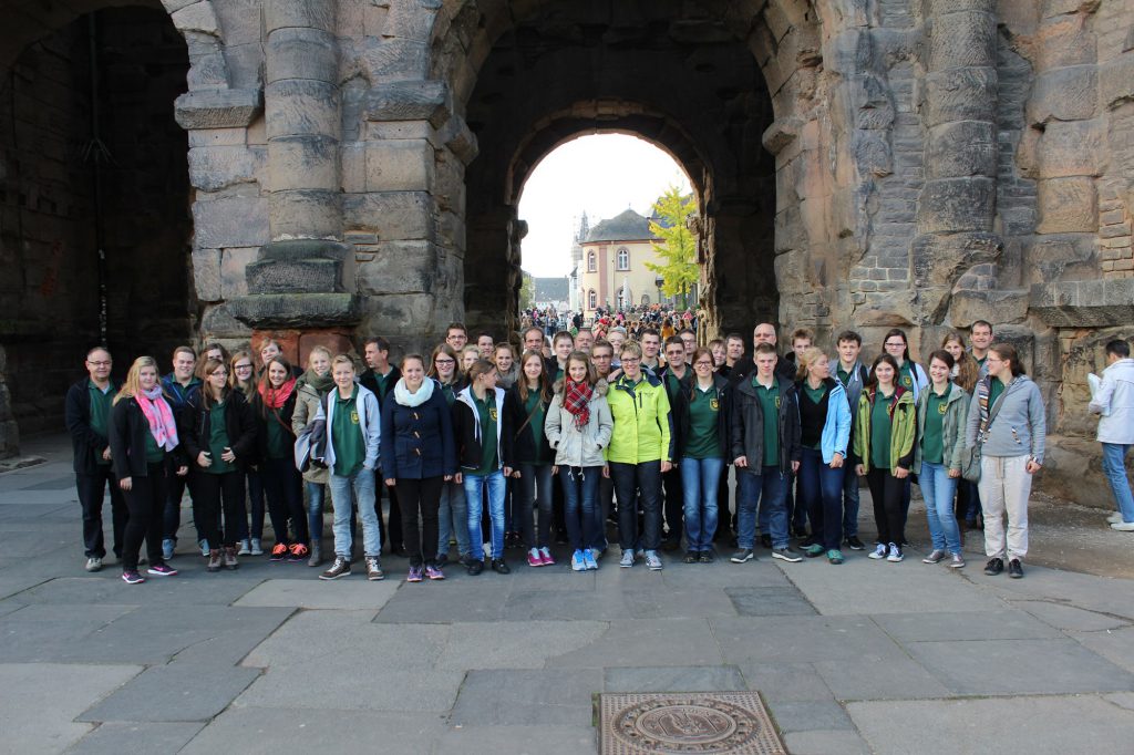 Der gesamte Musikverein Dohrgaul auf Vereinsfahrt in Trier for der Porta Nigra