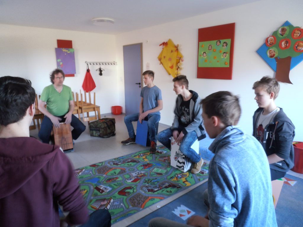 Die Schlagzeuger lernten die ersten Rythmen auf dem Cajon im Workshop auf dem Probenwochenende