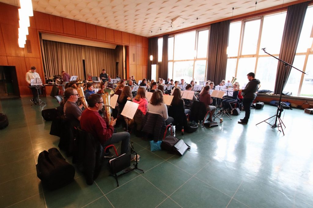 Schon im Febraur trafen wir uns zum Probenwochenende 2020 in der Hauptschule Wipperfürth. Mit Dozenten bereiteten wir uns auf unser nächstes Konzert vor.