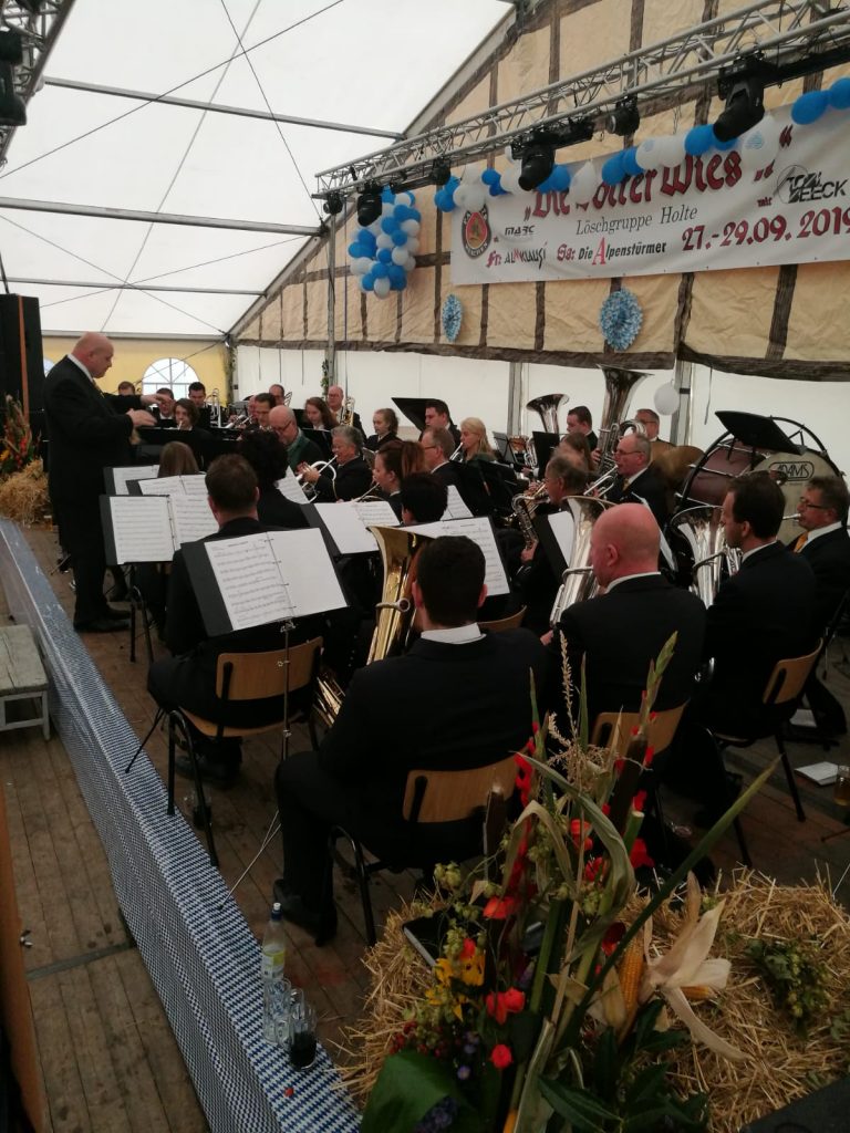 Der Musikverein mit dem Gastorchester auf der Bühne der Holter Wies'n